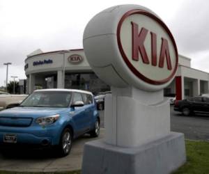 Las surcoreanas Kia y Hyundai anunciaron el llamado a revisión de 1.2 millones de autos en EE.UU., Canadá y Corea del Sur por problemas en el motor. Entre los modelos afectados están Hyundai Santa Fe Sport, la Kia Optima, la Kia Sportage y la Kia Sorento. Foto/AFP