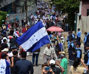 Cientos de hondureños marcharon este domingo en Tegucigalpa para pedir la continuidad de la misión anticorrupción de la OEA, cerrada el viernes por el gobierno al caducar el convenio que le daba vida desde el 2016. Foto AFP