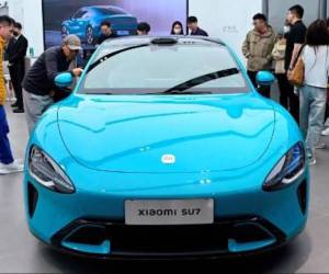 <i>Un automóvil eléctrico Xiaomi SU7 se exhibe en una tienda Xiaomi en Beijing el 26 de marzo de 2024. El modelo básico costará 215.900 yuanes (cerca de 30.000 dólares), dijo el presidente de la compañía, Lei Jun, y estará disponible en nueve colores. FOTO ARCHIVO E&amp;N</i>