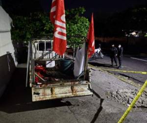 Police guard a truck that carried supporters of the political party Farabundo Marti Front (FMLN), earlier attacked with firearms while returning from political activity, near Rosales Hospital, in San Salvador, on January 31, 2021. - An attack by strangers in the downtown San Salvador on a caravan of FMLN militants left 'two deceased and five injured' on Sunday, the attorney general's office reported. (Photo by MARVIN RECINOS / AFP)