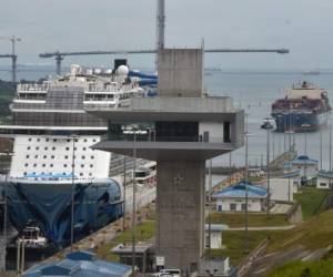 View of a cruise ship crossing the Panama Canal in the Agua Clara locks in Colon 80 km northwest from Panama City. The Norwegian Cruise Line's 168,028-ton vessel is the ninth largest cruise ship ever built and by far the biggest to attempt a transit of the Panama Canal. / AFP PHOTO / RODRIGO ARANGUA