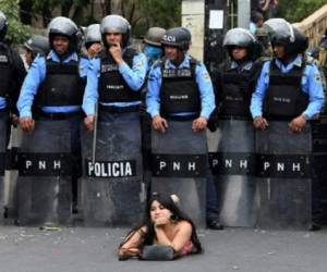 Los simpatizantes de la alianza protestan por el supuesto fraude en los comicios en favor del reelecto presidente Hernández. (Foto: AFP).