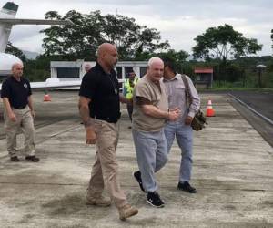 Imagen del Ministerio de Seguridad Pública de Panamá donde se muestra al expresidente Ricardo Martinelli (2009-2014) escoltado en el Aeropuerto de Tocumen, Ciudad de Panamá.