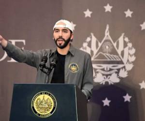 Archivo: El fallo de la Sala de lo Constitucional divulgado la noche de este viernes permitiría que el actual presidente Nayib Bukele, quien ganó las elecciones en 2019 y goza de amplio apoyo popular según varias encuestas, pueda buscar la presidencia en las próximas elecciones en 2024. El mandatario no se ha pronunciado públicamente sobre el fallo. (Photo by STANLEY ESTRADA / AFP)