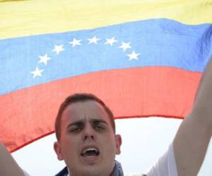 Opposition activists protest against the government of President Nicolas Maduro, at the Francisco Fajardo highway in Caracas, on July 1, 2017.Venezuela marks three months of violent protests within a political and economic crisis with protesters demanding President Nicolas Maduro's resignation and new elections. / AFP PHOTO / FEDERICO PARRA