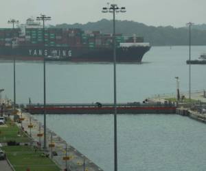 The 500th neopanamax vessel Yang Ming Unity crosses the Agua Clara locks in the province of Colon, 58km from Panama City, on December 14, 2016. - The vessel of the Yang Ming shipping company departed from Hong Kong to the port of Containers of Columbus to finish its route in Singapore. (Photo by STR / AFP)