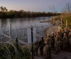 <i>Soldados de la Guardia Nacional hacen guardia en las orillas del río Grande en Shelby Park el 12 de enero de 2024 en Eagle Pass, Texas. La Guardia Nacional de Texas continúa su bloqueo y vigilancia de Shelby Park en un esfuerzo por disuadir la inmigración ilegal. El Departamento de Justicia ha acusado a la Guardia Nacional de Texas de impedir que los agentes de la Patrulla Fronteriza realicen sus tareas a lo largo del río. Brandon Bell/Getty Images/AFP </i>