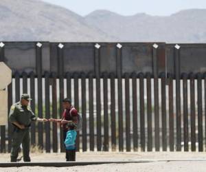 A Mexican immigration agent checks documents at a checkpoint in the outskirts of Tapachula, Chiapas state, Mexico, on June 6, 2019. - The US warned Mexico Thursday it needed to make more concessions on slowing migration to avoid President Donald Trump's threatened tariffs, as the Mexican leader announced he would visit the border to 'defend our dignity.' Mexican authorities responded to one key US demand Wednesday by blocking the latest US-bound caravan of undocumented migrants as it entered Mexico from Guatemala. (Photo by PEDRO PARDO / AFP)