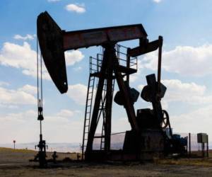 Precio del petróleo sube tras anuncio de recorte de producción de la Opep+