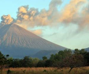 El San Cristobal está a 150 km de Managua. En diciembre de 2012 también entró en actividad con emanación e gases y ceniza.