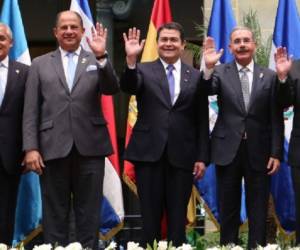 Diversos líderes centroamericanos en una reciente cumbre en la que se reunieron con el presidente del Gobierno español, Mariano Rajoy. (Foto: Archivo).