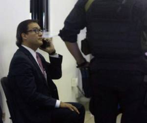 Luis Martínez (izq.), exfiscal general de El Salvador, escucha en audiencia el 22 de agosto de 2016. AFP PHOTO / MARVIN RECINOS