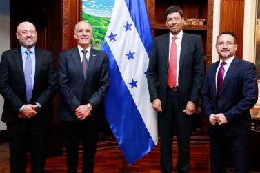 <i>En la reunión con el presidente de Honduras, Nasry Asfura, participaron Javier Suárez, presidente de Davivienda Group, y Reinaldo Romero, vicepresidente ejecutivo internacional. Foto de cortesía</i>