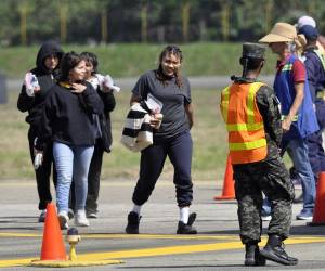 <i>Personas deportadas llegan en un avión militar estadounidense, a la base aérea Armando Escalón ubicada en San Pedro Sula (Honduras). Fotografía de archivo. EFE/Jose Valle</i>