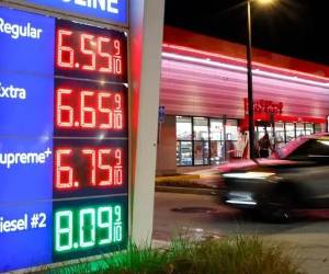 La venta al conumidor final de gasolina en EE.UU. aún no refleja la baja del precio internacional del petróleo y más bien, sigue pendiente de las tensiones entre la Casa Blanca y Teherán. (Foto: DW)