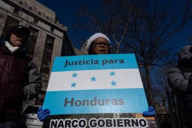 <i>Manifestantes están en la sede del Tribunal Federal de Manhattan, en la ciudad de Nueva York. Juan Orlando Hernández es juzgado al interior, acusado de supervisar un 'narcoestado' y aceptar millones en sobornos de narcotraficantes, incluido el exlíder del cartel de Sinaloa, Joaquín 'El Chapo' Guzmán. FOTO Adam Gray/Getty Images/AFP</i>