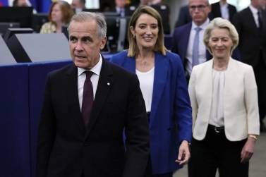 <i>La presidenta de la Comisión Europea, Ursula von der Leyen (D), la presidenta del Parlamento Europeo, Roberta Metsola (C) y el primer ministro de Canadá, Mark Carney (I) llegan al Hemiciclo del Parlamento Europeo en Estrasburgo, Francia, el 16 de septiembre de 2026. EFE/EPA/RONALD WITTEK</i>