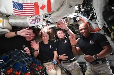 Captura de video tomada de la cuenta oficial en X @NASA que muestra desde la izquierda a los astronautas; Reid Wiseman, Christina Koch, Jeremy Hansen y Victor Glover saludando durante una conversación en directo desde la nave Orión de la misión Artemis II. EFE/ @NASA