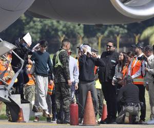 <i>Personas deportadas llegan en un avión militar estadounidense, a la base aérea Armando Escalon ubicada en San Pedro Sula (Honduras). Imagen de archivo. EFE/Jose Valle</i>