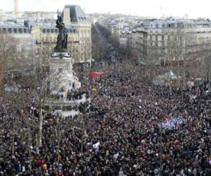 El domingo se vieron muchas lágrimas, en una Francia enlutada tras los sangrientos ataques al semanario Charlie Hebdo y la toma de rehenes en un supermercado judío de París. (Foto: AFP)