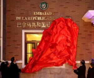 El presidente de Panamá, Juan Carlos Varela y el Canciller de China, Wang Yi, develan la placa que identiica al inmueble como embajada panameña en China.