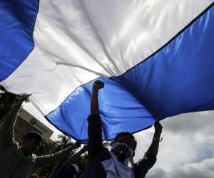 <i>La opositora Unidad Nacional Azul y Blanco de Nicaragua calificó este sábado de acción totalitaria la reforma a la Constitución Política, propuesta por los esposos y copresidentes nicaragüenses, Daniel Ortega y Rosario Murillo, que establece que los nicaragüenses perderán su nacionalidad al adquirir otra nacionalidad. FOTO INTI OCON / AFP</i>