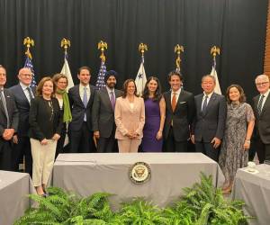 Vicepresidenta Kamala Harris junto a representantes de las 10 empresas y organizaciones que se convierten en miembros del Partnership for Central America.