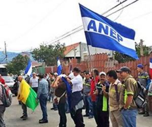 Según Bussco, bloque al que pertenecen los sindicatos de educadores y otros, esta manifestación será previa a una huelga nacional.