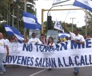 La marcha de medio centenar de opositores fue organizada por la Coalición Nacional por la Democracia, que lidera el opositor Partido Liberal Independiente (PLI) (Foto: elsalvador.com)