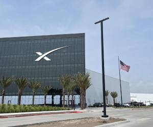 <i>Fotografía de archivo del edificio de la empresa aeroespecial SpaceX en la ciudad de Starbase a las afueras de Brownsville, en el sur de Texas (EE.UU.). EFE/Alejandra Arredondo</i>