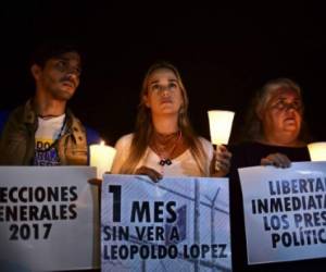Lilian Tintori, esposa de López, denunció en los últimos días el aislamiento total del líder opositor incluso difundió un video donde se escuchaban gritos del preso en la cárcel de Ramo Verde, los cuales denunció eran a razón de torturas.