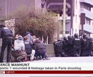 Las autoridades aseguran que hay una conexión entre eL asaltante de la tienda 'kosher' en París y los dos supuestos autores del atentado contra Charlie Hebdo. (Foto: elperiodico.com / BBC).