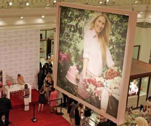 <i>La actriz estadounidense Gwyneth Paltrow, promocionando una línea de perfumes de Estée Lauder. (Foto: EFE)</i>