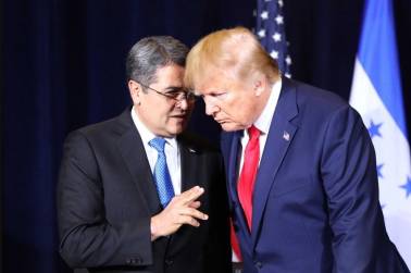 <i>Encuentro en septiembre de 2019 cuando los entonces presidentes Juan Orlando Hernández y Donald J. Trump firmaron un acuerdo de cooperación bilateral entre Estados Unidos y Honduras en materia de Seguridad, Migración y Oportunidades. FOTO x/@SDEHonduras</i>