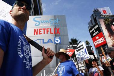 <i>Miembros en huelga de WGA (Writers Guild of America) hacen un piquete con miembros en huelga de SAG-AFTRA fuera de los estudios de Netflix el 22 de septiembre de 2023 en Los Ángeles, California. FOTO Mario Tama/Getty Images/AFP</i>