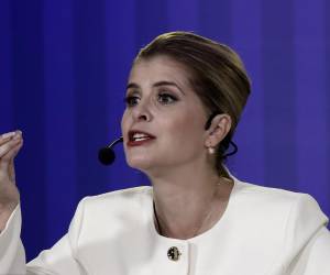 <i>La candidata presidencial del partido Pueblo Soberano, Laura Fernández, habla en un debate este lunes, en San José (Costa Rica). El eventual establecimiento de un estado de excepción para combatir el narcotráfico en Costa Rica, país reconocido históricamente por su defensa de la paz y la democracia, dividió a seis de los principales candidatos a la presidencia del país en el marco de uno de los últimos debates previos a las elecciones del próximo 1 de febrero. EFE/Jeffrey Arguedas</i>