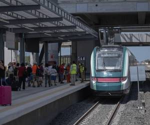 <i>Los pasajeros esperan para abordar el Tren Maya en la estación de Cancún en México el 18 de abril de 2024. FOTO CARL DE SOUZA/AFP</i>