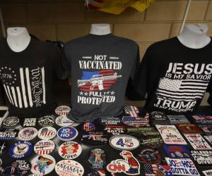 <i>Camisetas y calcomanías políticas están a la venta afuera del Erie Insurance Arena antes de un mitin político para el expresidente estadounidense Donald Trump mientras hace campaña para la nominación como candidato presidencial republicano en las elecciones de 2024 el 29 de julio. FOTO Jeff Swensen/Getty Images/AFPJEFF SWENSEN / GETTY IMAGES NORTEAMÉRICA / Getty Images vía AFP</i>