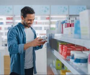<i>Aunque la farmacia sigue siendo el canal más relevante, el 40 % decide por experiencia previa, mientras que la recomendación del farmacéutico influye en un tercio de las compras. FOTO CORTESÍA / E&amp;N</i>