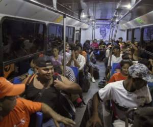 Central American migrants -mostly Hondurans- moving in a caravan towards the United States, board a bus at La Concha phytosanitary station in the Mexican state of Sinaloa, on November 13, 2018. - US Defence Secretary Jim Mattis said Tuesday he will visit the US-Mexico border, where thousands of active-duty soldiers have been deployed to help border police prepare for the arrival of a 'caravan' of migrants. (Photo by ALFREDO ESTRELLA / AFP)