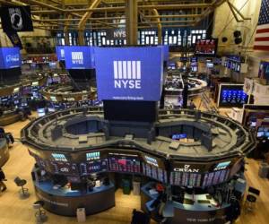 Traders work at the New York Stock Exchange (NYSE) on August 14, 2019 in New York City. - Losses on Wall Street accelerated Wednesday as weak economic data from China and Germany and a key US Treasury benchmark exacerbated global recession fears. Near 1500 GMT, the Dow Jones Industrial Average had lost 535 points, or 2.0 percent, sinking to 25,743.88. The broad-based S&P 500 slid 2.1 percent to 2,866.33, while the tech-rich Nasdaq Composite Index dropped 2.3 percent to 7,831.75. (Photo by Johannes EISELE / AFP)