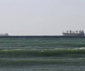 <i>Los diez marinos evacuados de manera segura del buque se encuentran en tierra recibiendo tratamiento en un centro médico, amplió el comunicado. (Foto: EFE)</i>