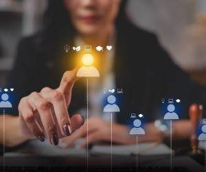 <i>Consultoras y medios especializados describen el fenómeno como job hugging: aferrarse al trabajo actual ante un mercado percibido como frágil, más regulaciones, presión de la IA sobre ciertos roles y menor creación de nuevos puestos. FOTO SHUTTERSTOCK</i>