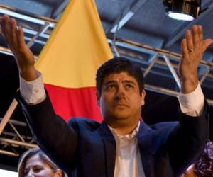 El candidato presidencial oficialista por el Partido Acción Ciudadana (PAC), Carlos Alvarado, celebra la victoria en segunda vuelta. AFP PHOTO / Ezequiel BECERRA