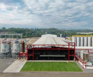 <i>Ubicada en Ciudad Arce, la planta se extiende sobre aproximadamente 20 manzanas y cuenta con más de 100.000 metros cuadrados de construcción. FOTO CORTESÍA</i>