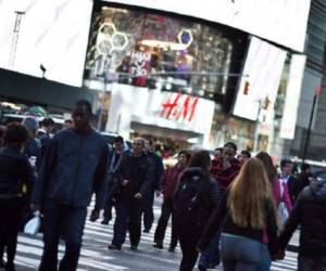 Personas cruzan una calle en Nueva York. (Foto: AFP)