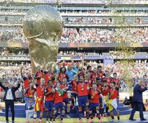 Jugadores de España celebran con el trofeo del Mundial de la FIFA 2026. EFE/ Lavandeira Jr