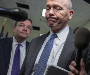 <i>(ARCHIVO) El director ejecutivo de Boeing, Dave Calhoun, habla con periodistas en el Capitolio de Washington, DC, el 24 de enero de 2024. FOTO Jim Watson/AFP</i>