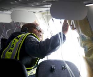 <i>La Junta Nacional de Seguridad en el Transporte (NTSB), el investigador a cargo de la NTSB, John Lovell, examina el área del enchufe del fuselaje del vuelo 1282 de Alaska Airlines Boeing 737-9 MAX el 7 de enero de 2024 en Portland, Oregon . FOTO NTSB vía Getty Images/AFPFolleto / GETTY IMAGES NORTEAMÉRICA / Getty Images vía AFP</i>