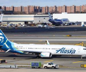 <i>(ARCHIVOS) Se ve un avión de pasajeros de Alaska Airlines en camino a San Francisco antes del despegue en el aeropuerto John F. Kennedy el 8 de enero de 2024. FOTO Charly TRIBALLEAU / AFP</i>